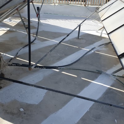 משטח בטון עם קווים לבנים לאיטום