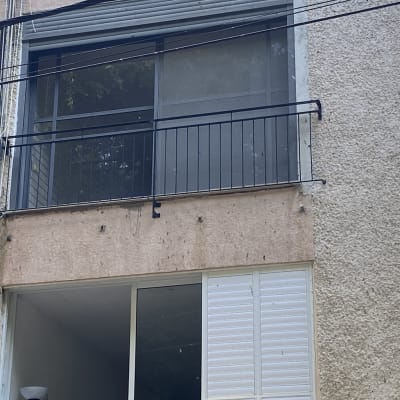 מסגרת חלון זכוכית עם תריסים סגורים