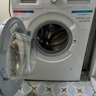 מכונת כביסה בוש עם דלת פתוחה ותוף פנימי