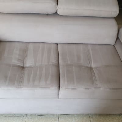 ספה אפורה עם כריות מושב נקיות