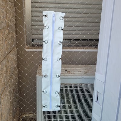 רשת מתכת עם רוכסן לבן למניעת כניסת יונים