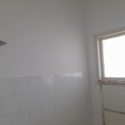 קיר צבוע בלבן עם אריחים לבנים