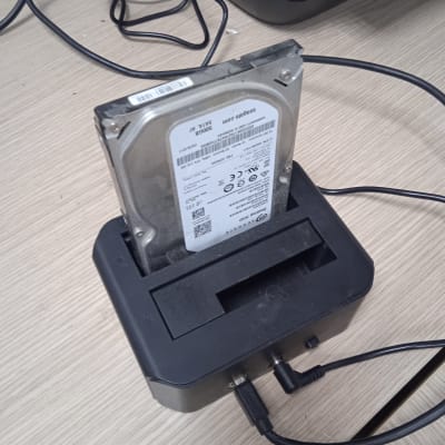 כונן קשיח חיצוני מחובר לתחנת עגינה על שולחן