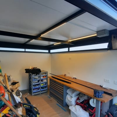 מסגרת אלומיניום שחורה בתקרה עם תאורה מובנית