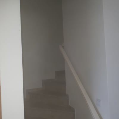 קיר צבוע בלבן ליד גרם מדרגות