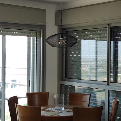 מנורת תלייה עם נורה חשופה בתקרה