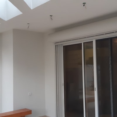 דלתות הזזה מאלומיניום עם מסגרת לבנה