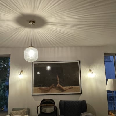 מנורה תלויה מהתקרה עם אור דולק