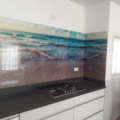 קיר זכוכית עם תמונת חוף ים במטבח