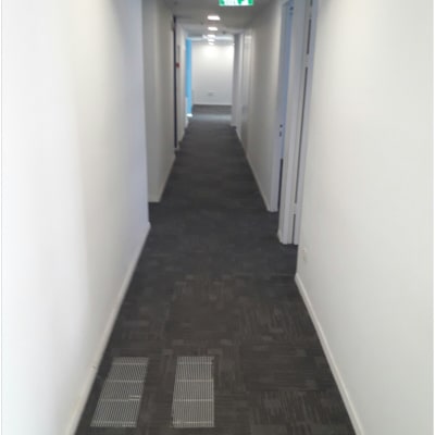 מסדרון עם שטיח נקי לאחר ניקוי