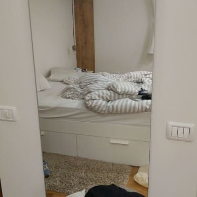 מראה מלבנית תלויה על קיר לבן