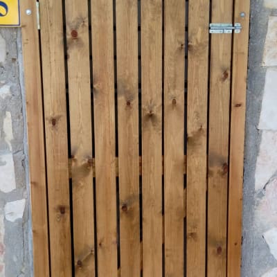 שער עץ עם צירים ובריח מתכת