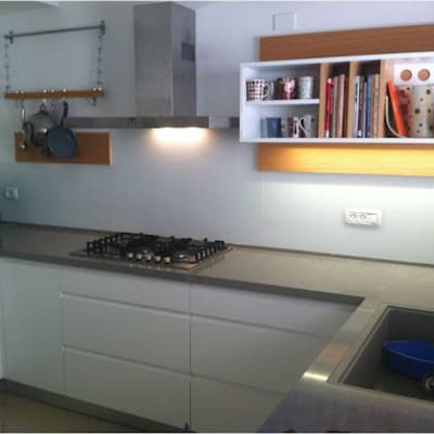 מדף עם כוסות זכוכית במטבח מודרני