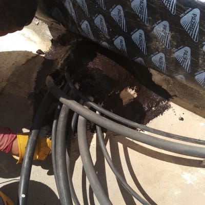 איטום איזור התפר בין צינורות מים שעוברים מהגג דרך הדירה שלי ונגרמו הרבה בעיות רטיבות וממש טפטוף מים לתוך הבית מאיזור החיבור האלה, נאטם 