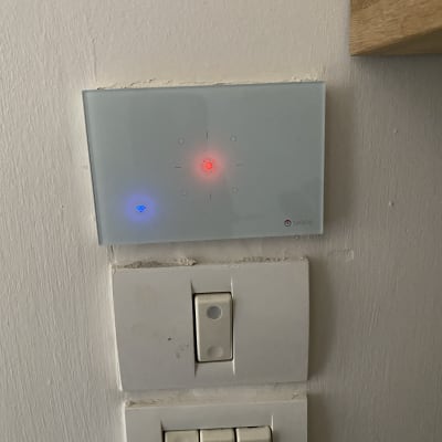 מתגי תאורה חכמים עם נורות חיווי אדומות וכחולות