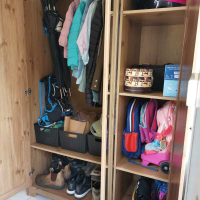 ארון עץ עם מעילים, קסדות, תיקים ונעליים מאורגנים