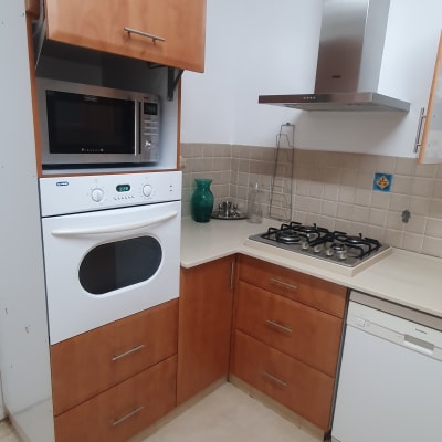 מטבח עם תנור, מיקרוגל, כיריים ומדיח כלים