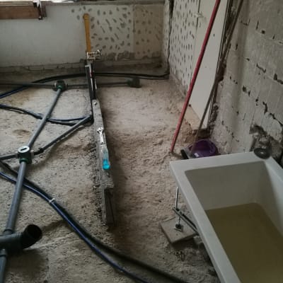צינורות וכלים באתר שיפוץ חדר אמבטיה