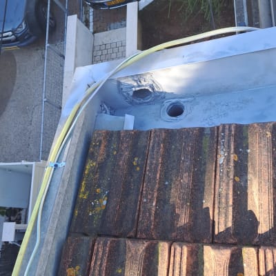 גג רעפים עם חורים ותעלות כבלים