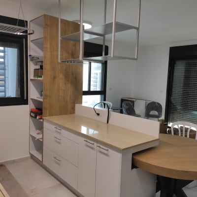 מטבח מודרני עם ארונות לבנים ומשטח עץ