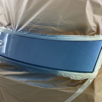 חלק אחורי של רכב עם נייר מגן לצביעה