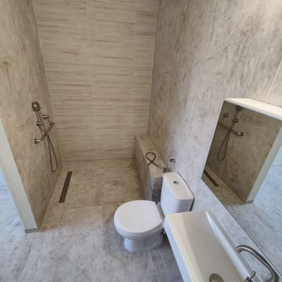 חדר אמבטיה משופץ עם מקלחון, כיור ואסלה חדשים