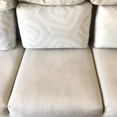 כריות ספה בהירות עם דוגמאות גיאומטריות