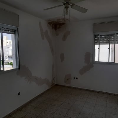 קירות עם תיקוני טיח בחדר ריק