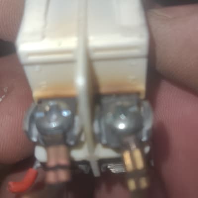 חיבורים חשמליים עם חלודה על גוף חימום