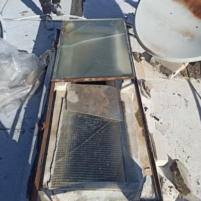 זכוכית שבורה עם מסגרת מתכת על גג