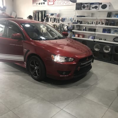 מכונית אדומה בחנות עם ציוד שמע לרכב