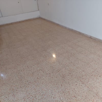 רצפה נקייה ומבריקה עם דלי ומגב בצד