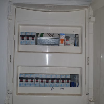 לוח חשמל עם מפסקים ומתגים חשמליים