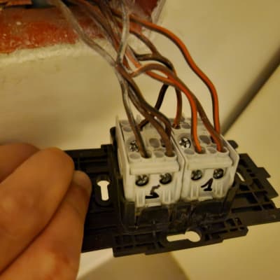 חיבורי חשמל עם חוטים ולוח חיבורים