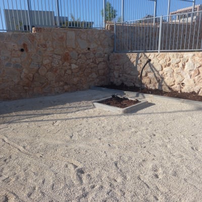 אדמה מוכנה לשתילה עם צינור השקיה בגינה