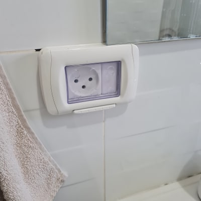 שקע חשמלי עם כיסוי מגן בחדר אמבטיה