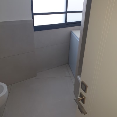 חדר אמבטיה עם רצפה וקירות נקיים