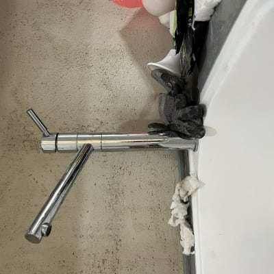 ברז מטבח עם כפפות עבודה ליד הכיור