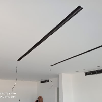 תקרת גבס עם חוטים חשמליים תלויים