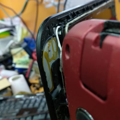 חלק פנימי של מחשב נייד עם חוטים