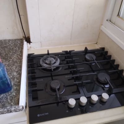 כיריים גז עם בקבוק חומר ניקוי כחול