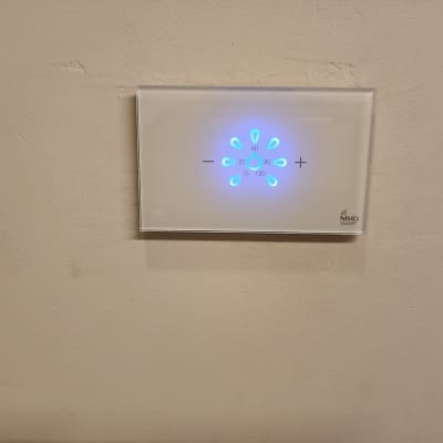 לוח בקרה חכם עם תאורה כחולה על קיר