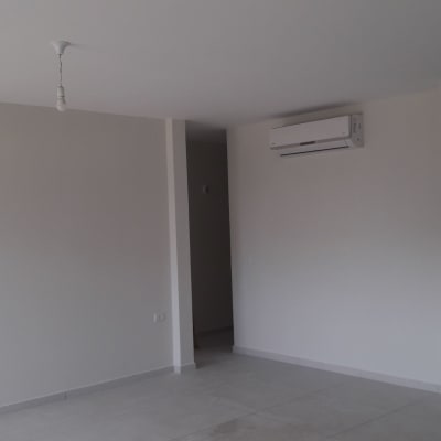 קירות צבועים בלבן עם נורות חשופות