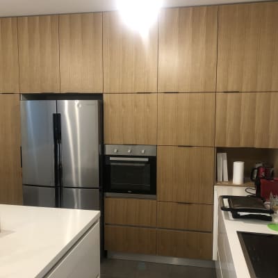 קיר ארונות במטבח קטן