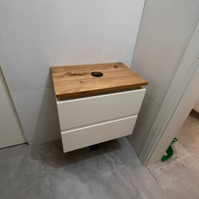 ארון עץ עם חור לשיש בחדר אמבטיה