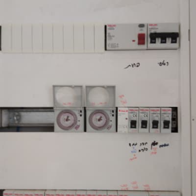 לוח חשמל עם מפסקים ומד טיימר