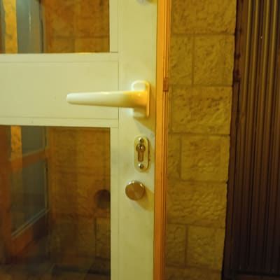 דלת זכוכית עם ידית ומנעול גלילי