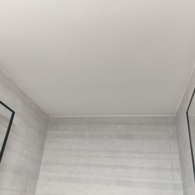 תקרת גבס חלקה עם קירות גבס אפורים