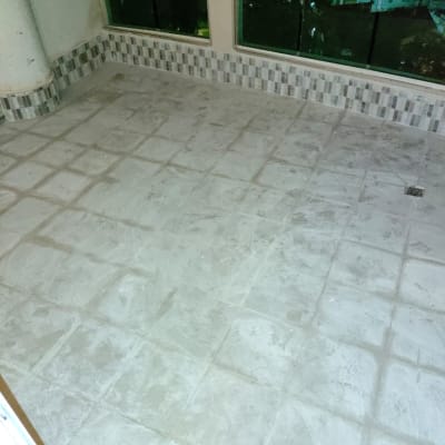 מרפסת עם רצפת אריחים אטומה, ניקוז בפינה