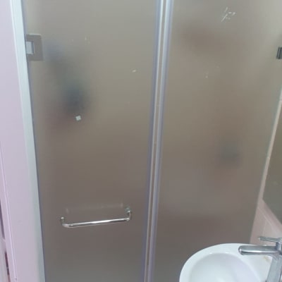 דלת זכוכית חלבית עם ידית מתכת